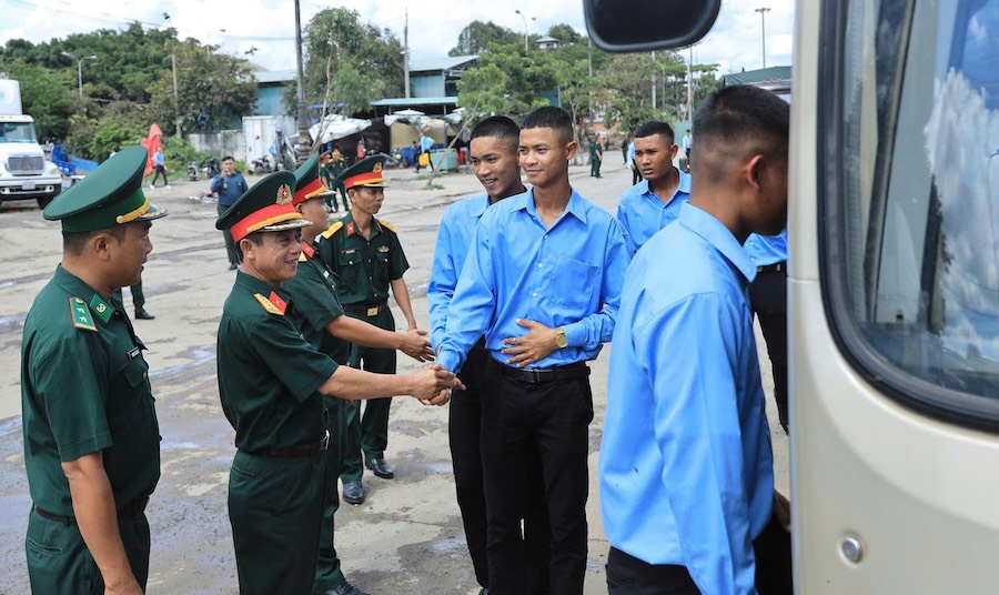 Doan bo CHQS tinh Tay Ninh tien doan Quan doi Hoang gia Campuchia len xe ve nuoc. Anh: Duy Minh