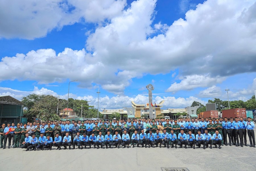 The delegation of the Military Command of Tay Ninh province and the delegation of the Royal Cambodian Army took a souvenir photo at Moc Bai International Border Gate. Photo: Duy Minh