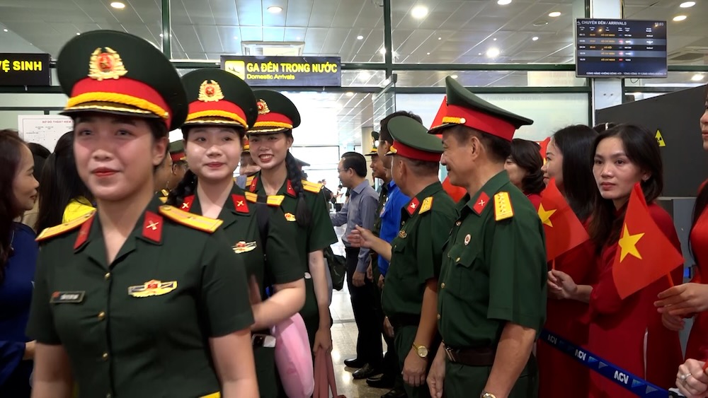 Quang Tri welcomes officers and soldiers who have completed their A80 mission back. Photo: Xuan Dien