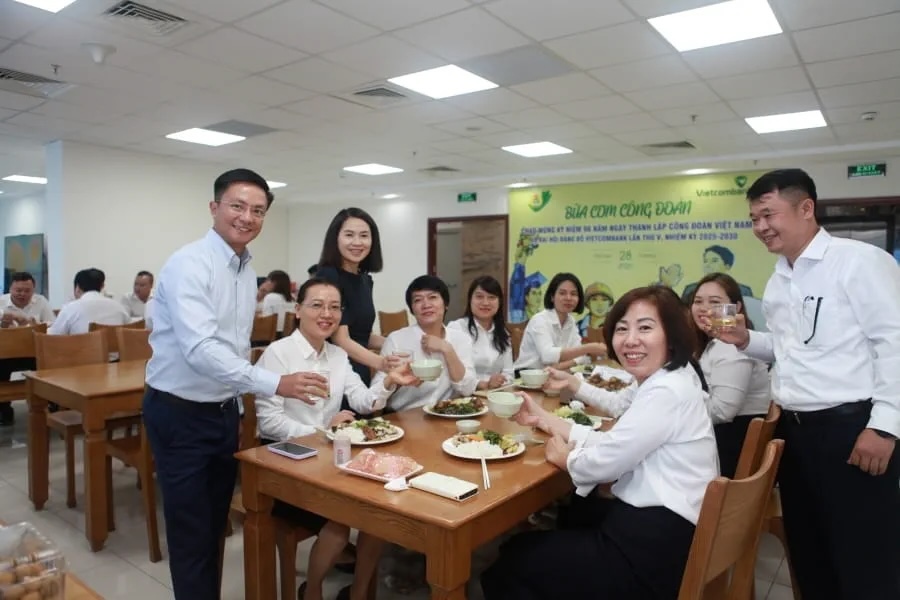 Le comite executif du syndicat de Vietcombank le bureau de transaction rend visite aux cadres et aux membres du syndicat au repas du syndicat. Photo : Thu Thuy