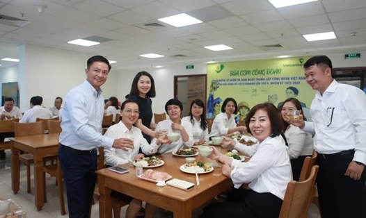 Ban chấp hành Công đoàn Vietcombank Sở giao dịch hỏi thăm cán bộ, đoàn viên tại Bữa cơm Công đoàn. Ảnh: Thu Thủy