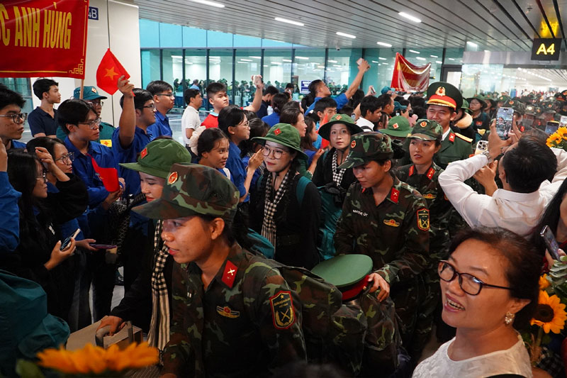 Khoi nu thuc hien nhiem vu A80 tro ve trong vong tay cua dong dao nguoi dan TPHCM. Anh: Anh Tu