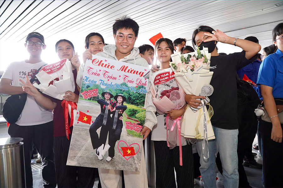 Ban Ngo Cong Chi Thien (xa Vinh Loc, TPHCM) chuan bi san poster, tao bat ngo cho 2 nguoi ban thuc hien nhiem vu A80. Anh: Anh Tu