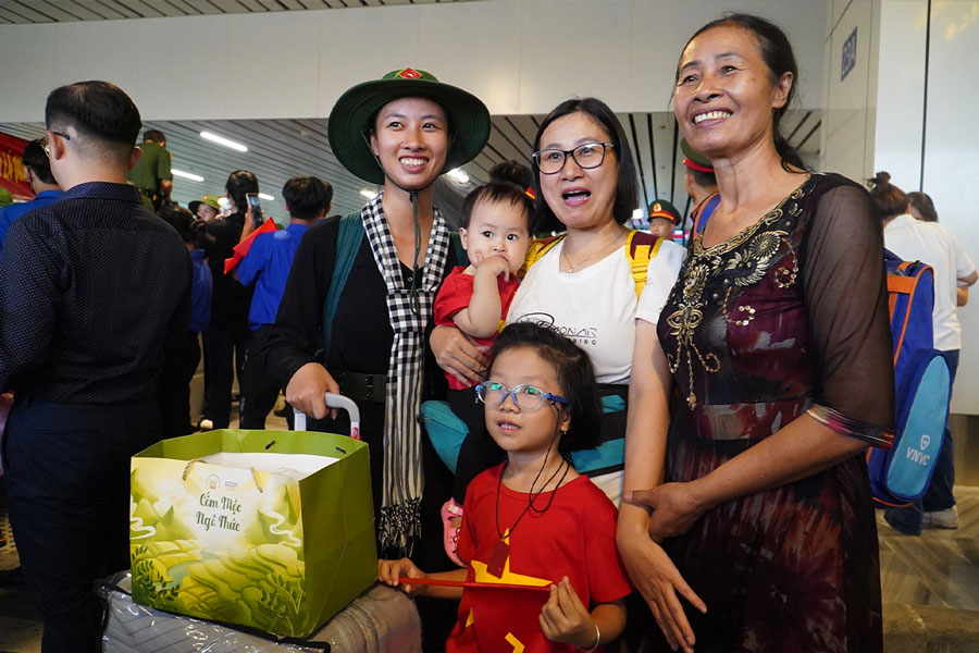Gia dinh chi Nguyen Thi Xuan Huong (phuong Phu Loi, TPHCM) xuc dong khi duoc don em gai ruot tro ve sau khi hoan thanh xuat sac nhiem vu. Anh: Viet Anh