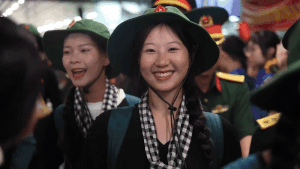 La jeune femme A80 accomplit sa mission et revient a Ho Chi Minh-Ville dans les bras du peuple