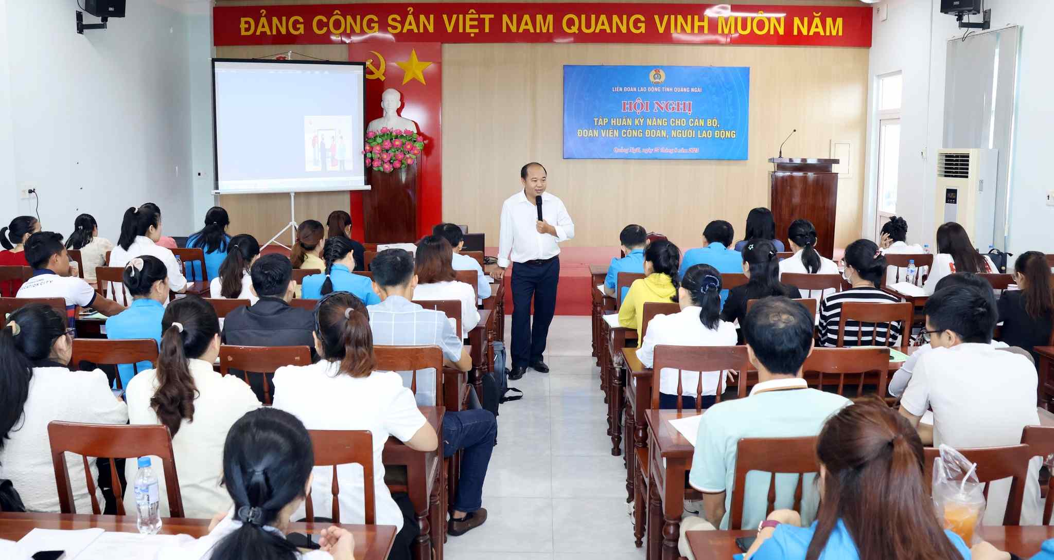 La conference de formation est devenue un forum d'echange et de formation des competences contribuant a construire une equipe de cadres syndicaux de base dynamiques et courageux. Photo : Syndicat de Quang Ngai