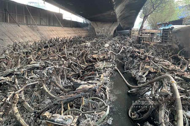 Vinh Tuy橋の下火事後の現場。写真:To The