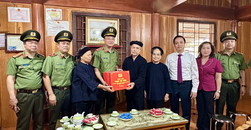 Thu truong Bo Cong an Pham The Tung tang qua gia dinh ba Nong Thi Dung, ong Nong Van Nan, xom Pac Bo, xa Truong Ha. Anh: Be Gia
