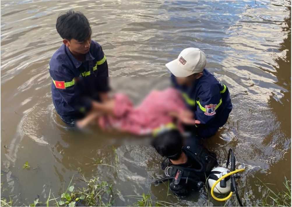 The bodies of the two drowning girls were found by the authorities. Photo: H. Nguyen