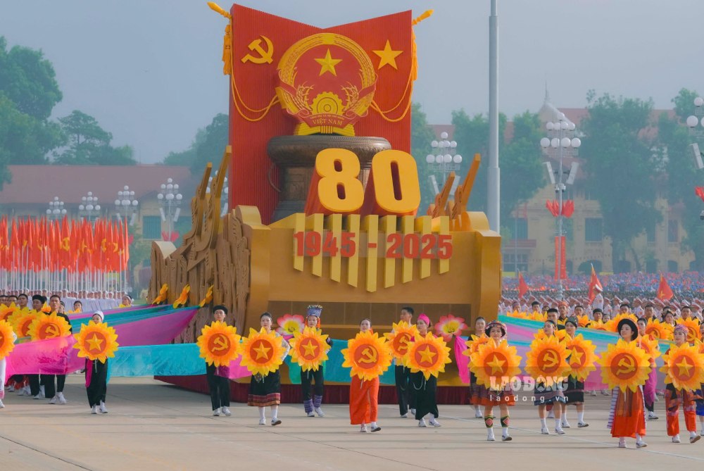 The Central Steering Committee for the celebration of major holidays and important historical events of the country in the 3 years 2023-2025 has just sent a letter of thanks after the A80 event. In the photo: Car carrying the National Party standard model passed the stage at Ba Dinh Square on the morning of September 2. Photo: Tuan Anh