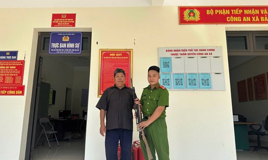 Người dân Lào Cai giao nộp vũ khí sau khi được tuyên truyền, vận động. Ảnh: Công an Lào Cai