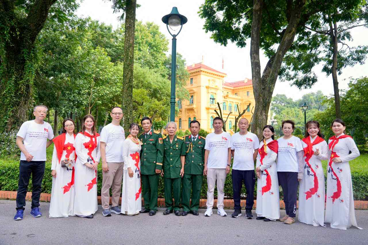Doan tham quan, tro chuyen va chup hinh luu niem cung cac cuu can bo quan doi. Anh: CDCS cung cap