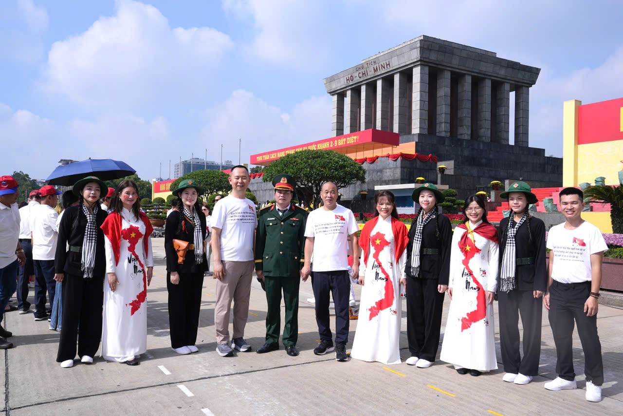 Cua Y A Chau 기술 유한 회사 노동조합은 하노이에서 관광 및 기념 사진 촬영을 조직합니다. 사진: 노동조합 제공