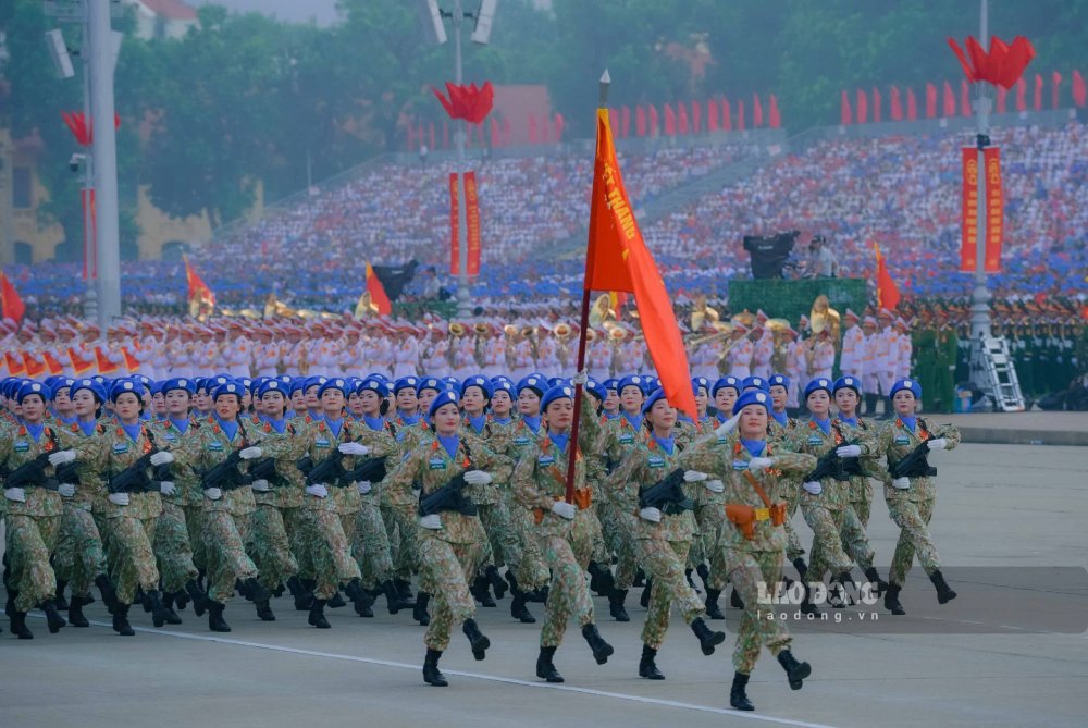 The women's peace-keeping movement parade through the stage during the 80th Anniversary Ceremony of National Day on September 2. Photo: Tuan Anh