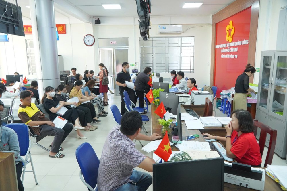 Guide sur l'organisation et l'organisation des personnes exerçant des activites non professionnelles. Sur la photo : Centre de service administratif public pour la resolution des procedures administratives pour les citoyens a Can Tho. Photo : Ta Quang