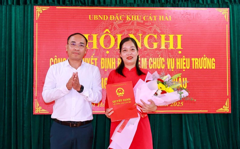 Vice Chairman of Cat Hai Special Zone People's Committee presented the decision to Ms. Nguyen Thi Duyen - Principal of Tran Chau Kindergarten. Photo: Cat Hai area, Hai Phong