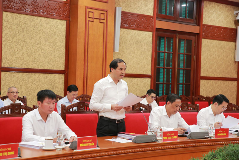 Bi thu Tinh uy, Chu tich HDND tinh Lao Cai Trinh Xuan Truong bao cao Bo Chinh tri ve cong tac chuan bi Dai hoi Dang bo tinh Lao Cai nhiem ky 2025 - 2030. Anh: Cong thong tin Dang Cong san Viet Nam 