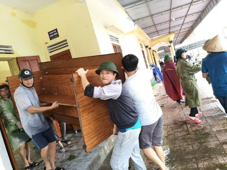 El sector educativo supera urgentemente las consecuencias de la tormenta numero 5 preparandose para la ceremonia de inauguracion del nuevo año escolar. Foto: Quoc Hiep