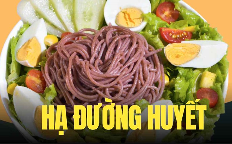 Brown rice noodles, bean sprouts, boiled eggs and herbs, a delicious combination and a stable support for lowering blood sugar. Graphics: Tra My