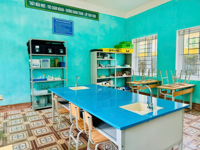 Co so vat chat tai Truong Tieu hoc va THCS Ngoi Hoa (xa Muong Hoa) duoc trang bi dap ung nhu cau day va hoc. Anh: Yen San