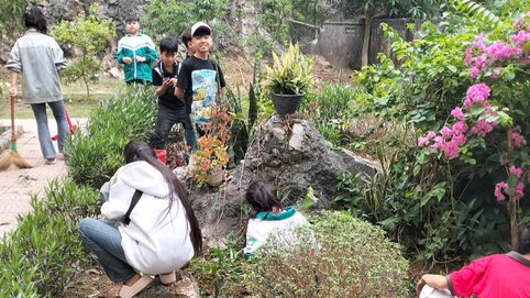 Hoc sinh Truong Tieu hoc Tien Phong tham gia don ve sinh truong lop, san sang cho ngay khai giang. Anh: Yen San