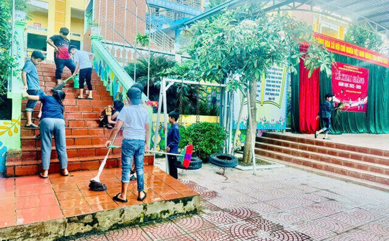 Teachers and students of Ba Khan Primary and Secondary School clean up, ready for the opening day. Photo: Yen San