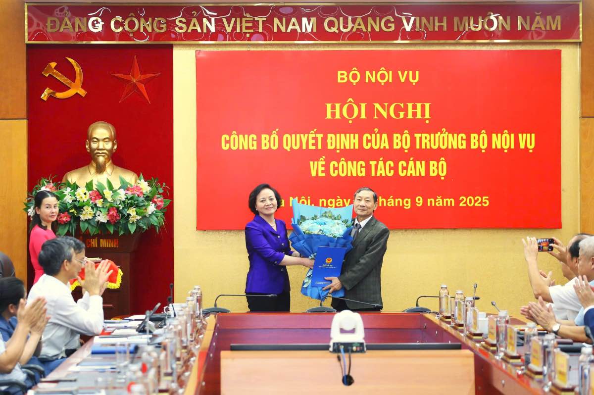 Minister of Home Affairs Pham Thi Thanh Tra presented the decision to retire early to Director of the Department of Meritorious People Dao Ngoc Loi. Photo: Ministry of Home Affairs