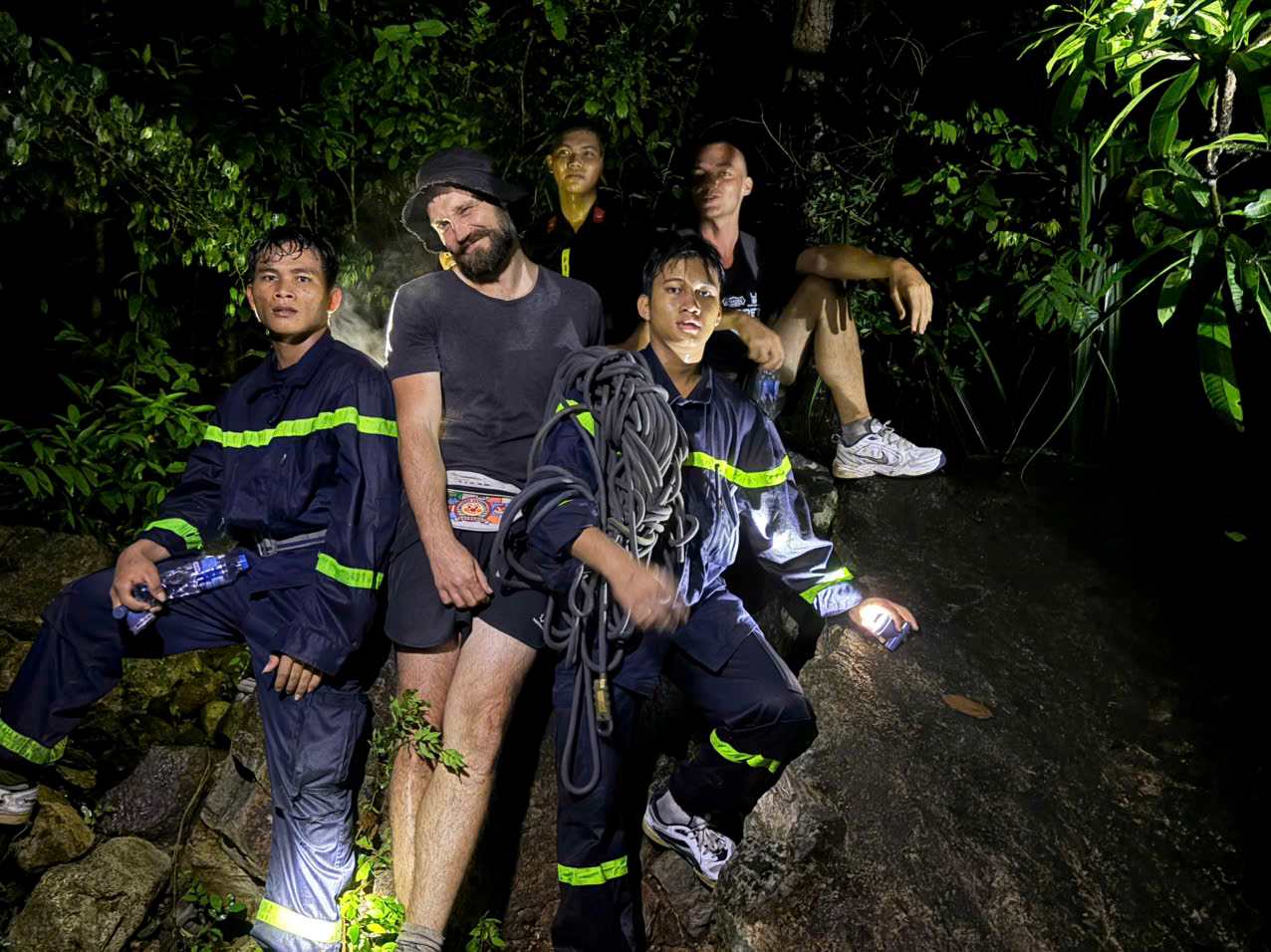 L'equipe de secours et de sauvetage de la police de la province de Khanh Hoa a emmene 2 touristes perdus sur la montagne Co Tien a la montagne a l'aube du 4 septembre. Photo : Police de Khanh Hoa