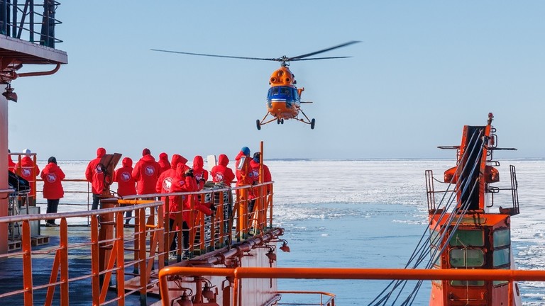 2024년 7월 11일 북극의 프란츠 요제프 랜드 군도에 있는 러시아 탐험대. 사진: 스푸트니크