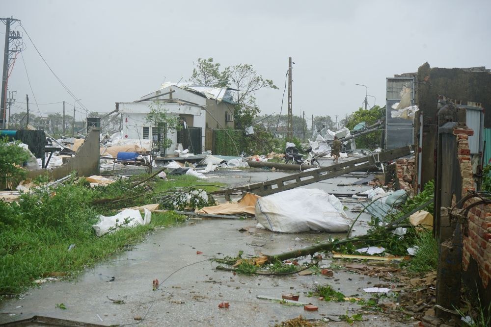 The scene of devastation after storm No. 10 Bualoi in Hoang Phu commune, Thanh Hoa province. Photo: Quach Du