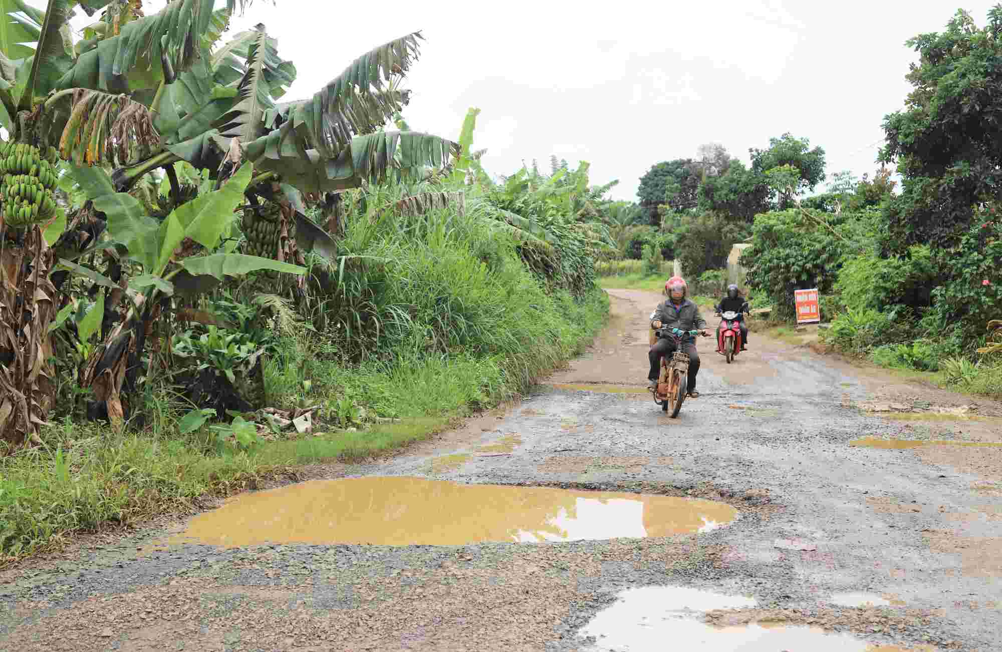 The inter-commune road is seriously degraded, greatly affecting people's lives. Photo: Lam Hong