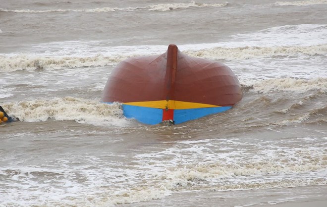 The ship sank and drifted ashore, leaving many crew members missing. Photo: Cong Sang