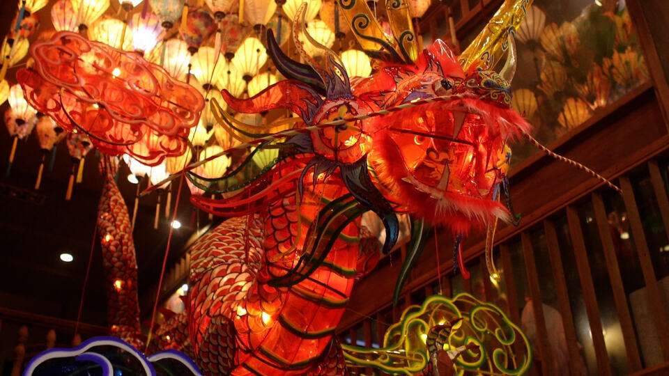 La cafeteria de Ho Chi Minh-Ville construit un modele de dragon de 12 m de long attirant les visiteurs a l'occasion de la Saint-Valentin