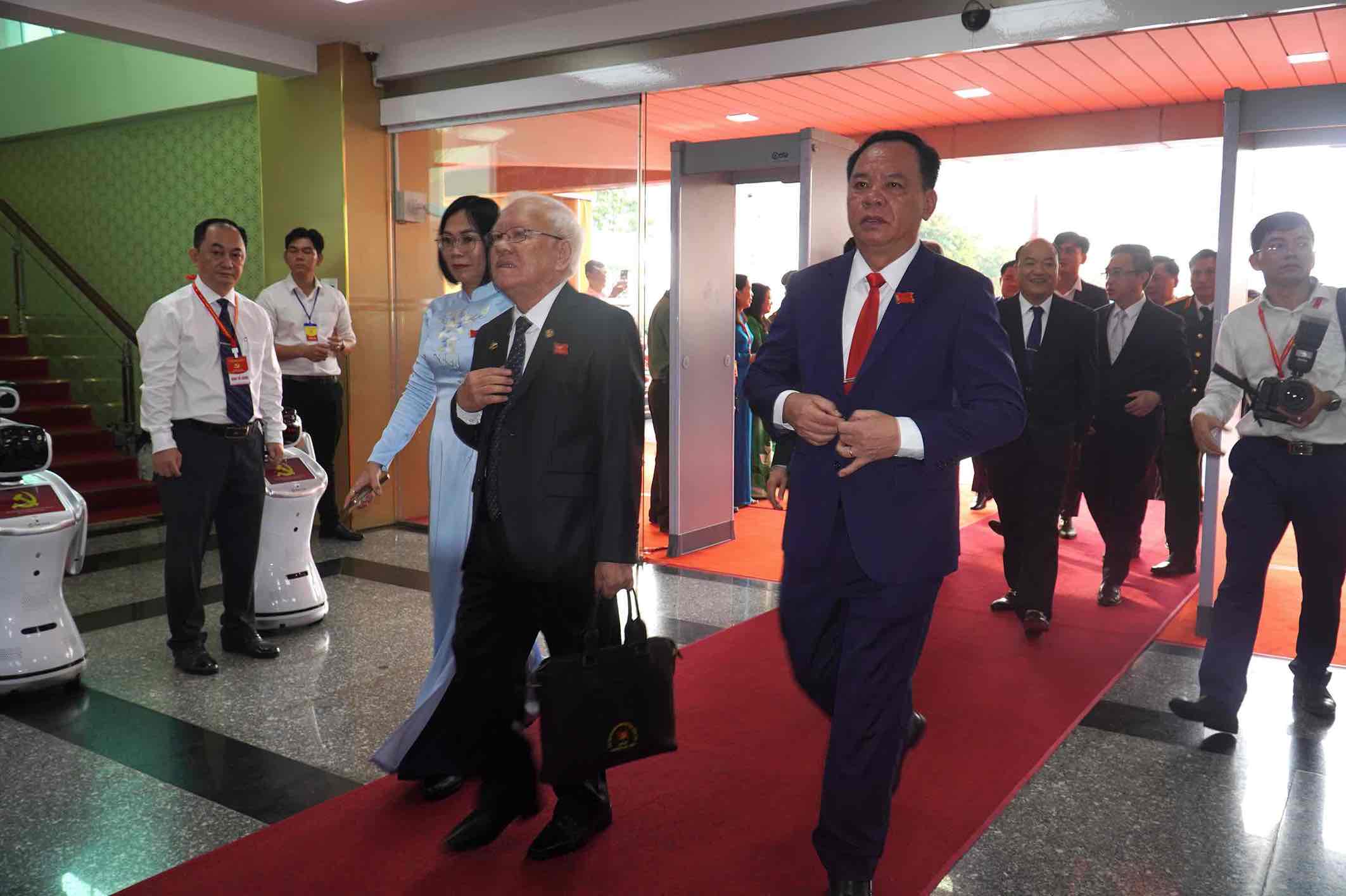 Dai bieu chinh thuc tham du Dai hoi la 450 nguoi, dai dien hon 131.000 dang vien trong toan Dang bo tinh du Dai hoi. 