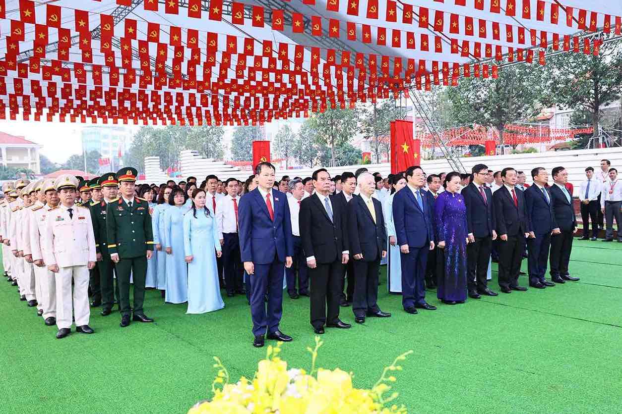 Truoc do, sang 30.9, Doan dai bieu du Dai hoi dai bieu Dang bo tinh Dong Nai lan thu I, nhiem ky 2025-2030 do ong Phan Dinh Trac, Uy vien Bo Chinh tri, Bi thu Trung uong Dang, Truong ban Noi chinh Trung uong lam truong doan da dang huong, dang hoa bao cong voi Chu tich Ho Chi Minh, Dai tuong Vo Nguyen Giap va Anh hung liet si Vo Thi Sau tai Den tho trong khuon vien Tinh uy Dong Nai. Anh: HAC