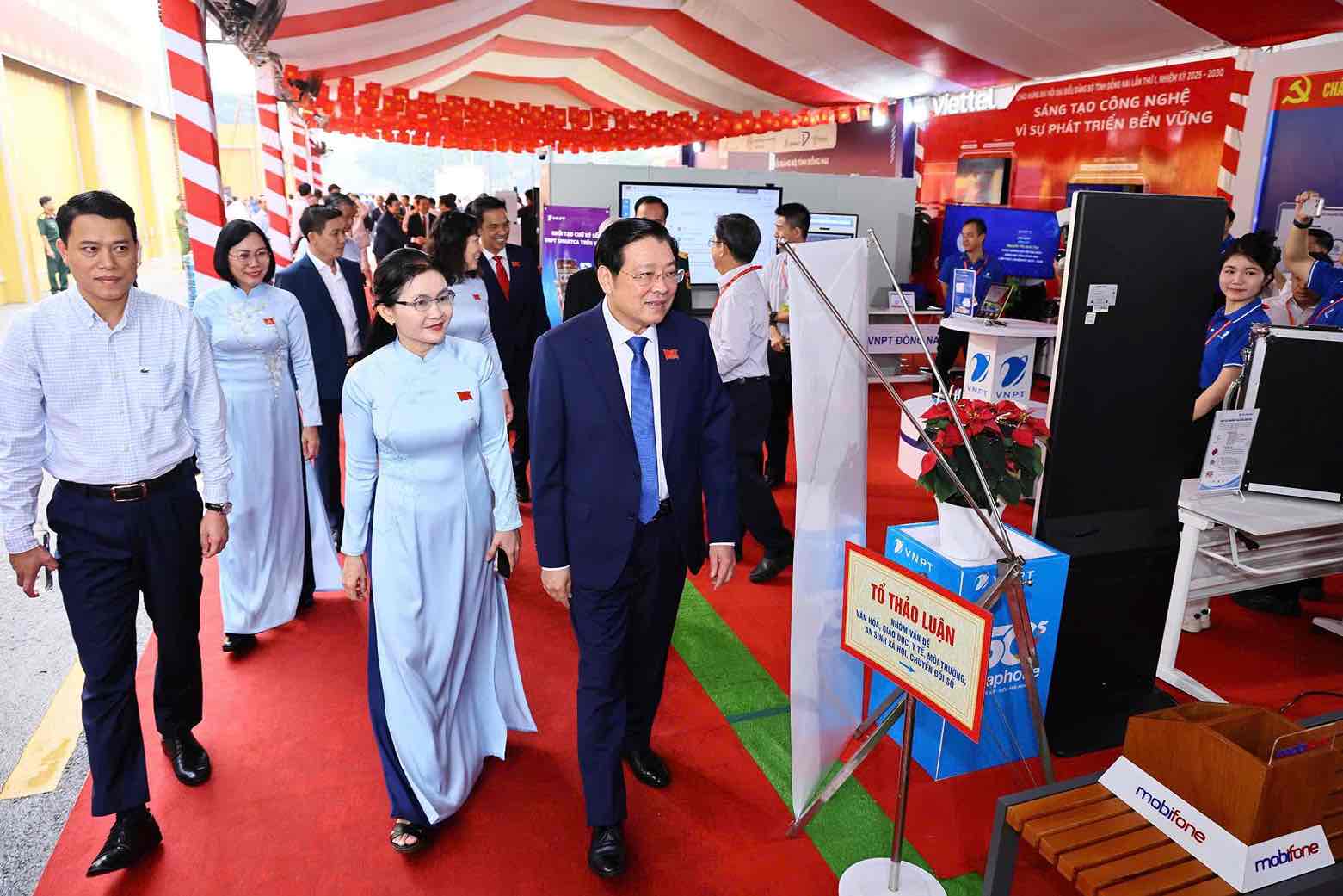 Ong Phan Dinh Trac, Uy vien Bo Chinh tri, Bi thu Trung uong Dang, Truong Ban Noi chinh Trung uong tham quan cac gian hang trien lam. Anh: HAC