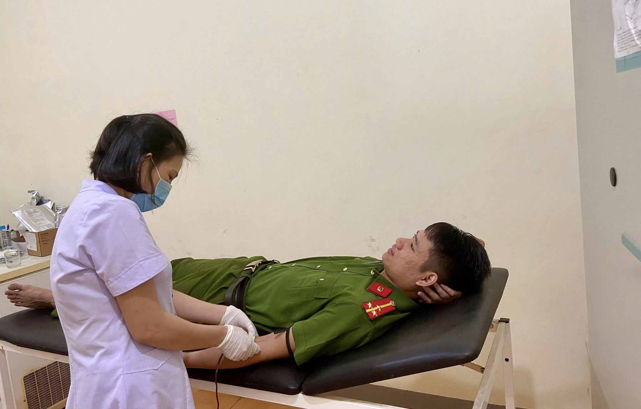 トラン・クアン・ダイ中Liは、女性を救うために献血に参加しましたD.写真：Xuan Huong.