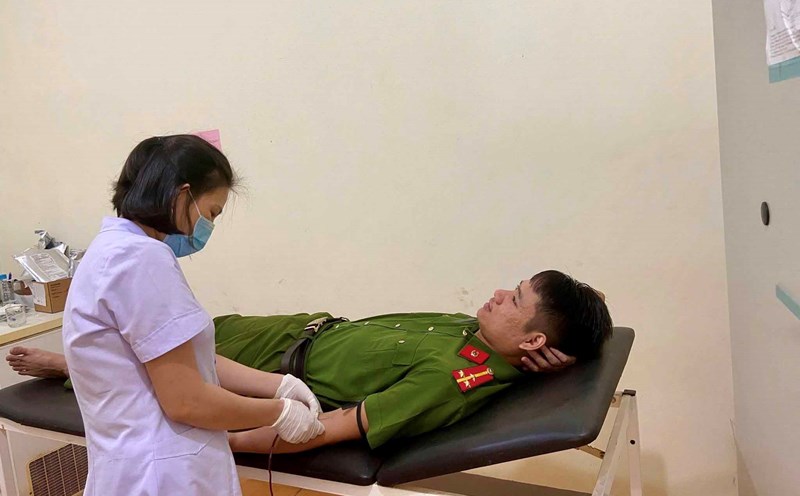 Senior Lieutenant Tran Quang Dai participated in donating blood to save pregnant woman D. Photo: Xuan Huong.