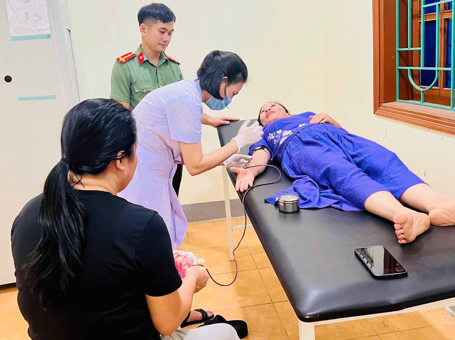 Mot trong hai phu nu o xa Huong Khe cung tham gia hien mau de cuu san phu D. Anh: Xuan Huong.
