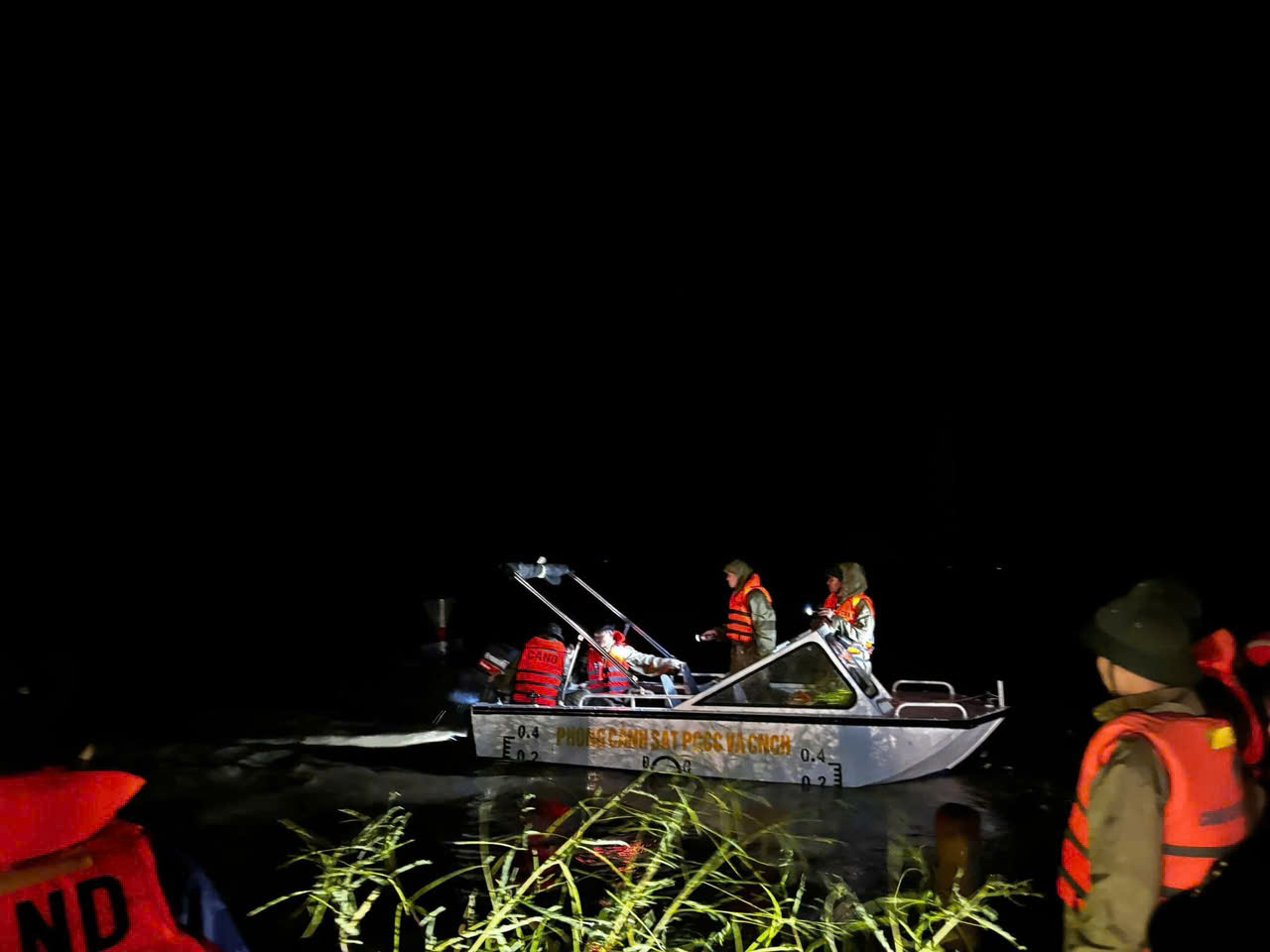 Thanh Hoa성 공안 밤새 홍수 극복을 돕다. 사진: CATH