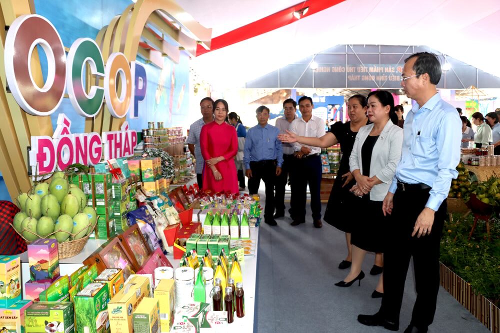 Tai Quang truong Hung Vuong co Khong gian trung bay gioi thieu san pham OCOP. Anh: Cong thong tin dien tu Dong Thap. 