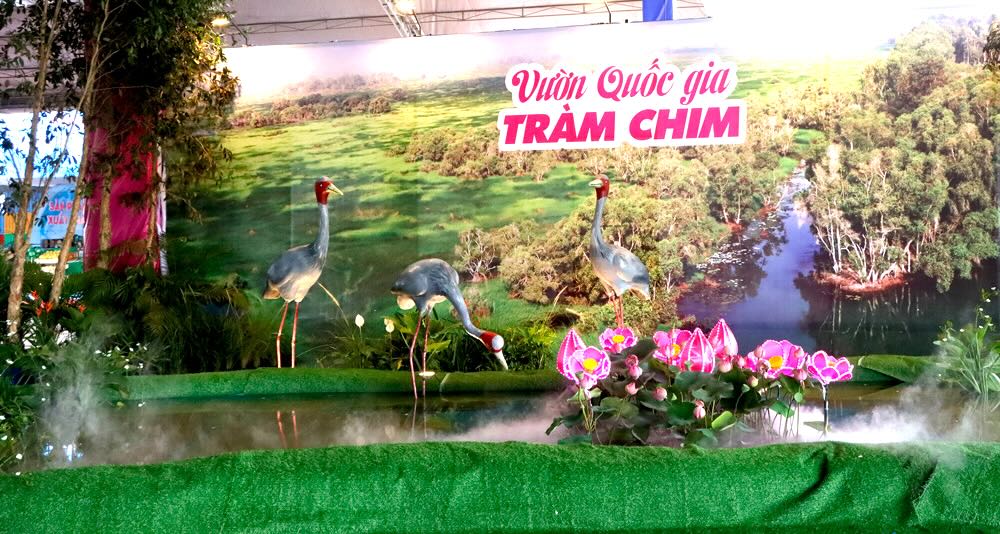 Mot so tieu canh du lich tieu bieu cua tinh Dong Thap cung duoc mo phong tai trien lam nhu: Lang co Dong Hoa Hiep, Lang hoa Sa Dec, Trai ran Dong Tam, Vuon quoc gia Tram Chim, Lang nghe det choang, Cu lao Thoi Son. Anh: 