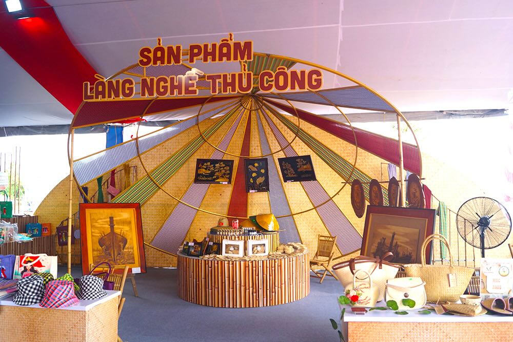 San pham lang nghe thu cong duoc trung bay bat mat