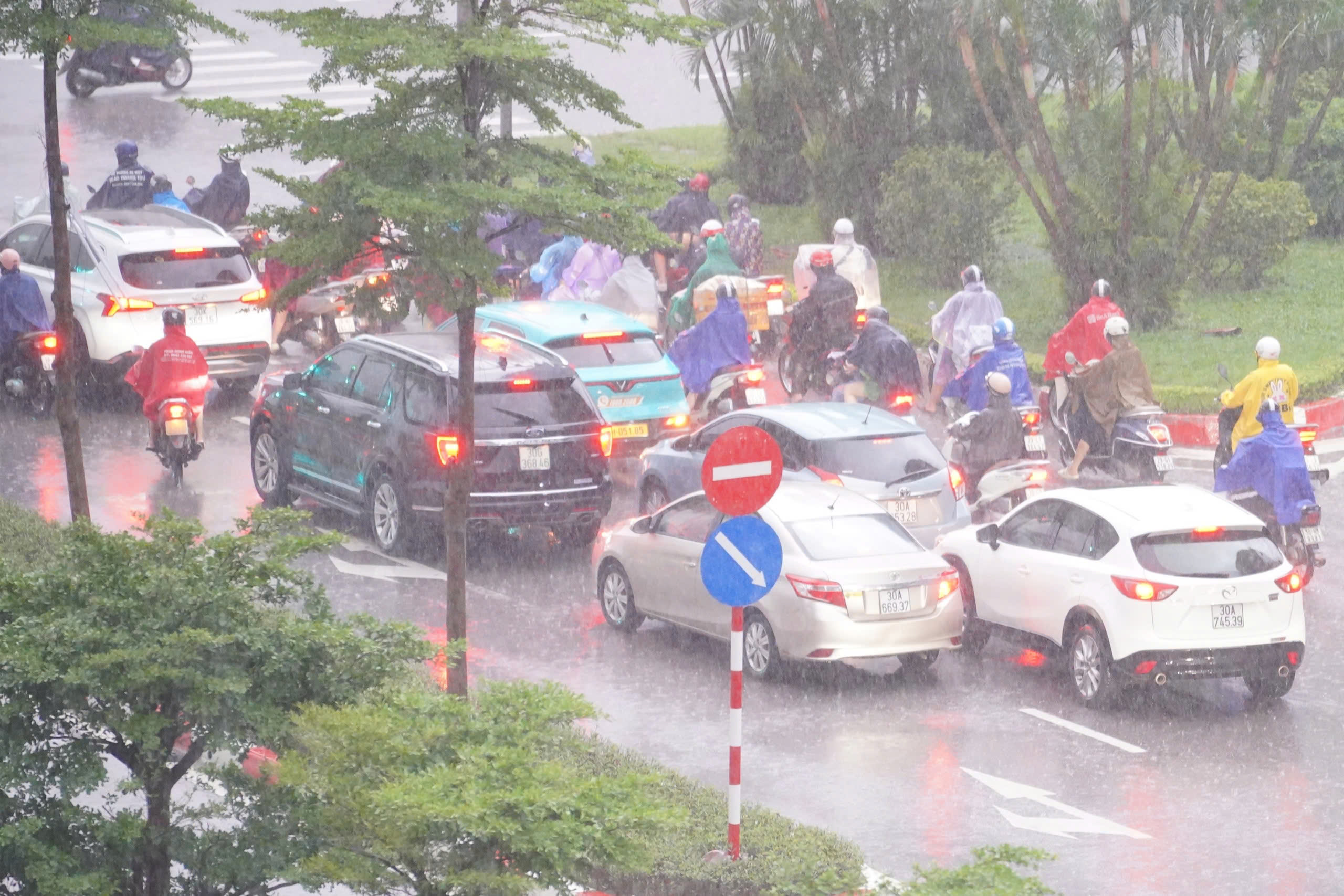 Sang 30.9, do anh huong tu hoan luu bao so 10, Ha Noi mua lon xoi xa keo dai, nhieu tuyen pho co nguy co ngap ung, anh huong den giao thong.