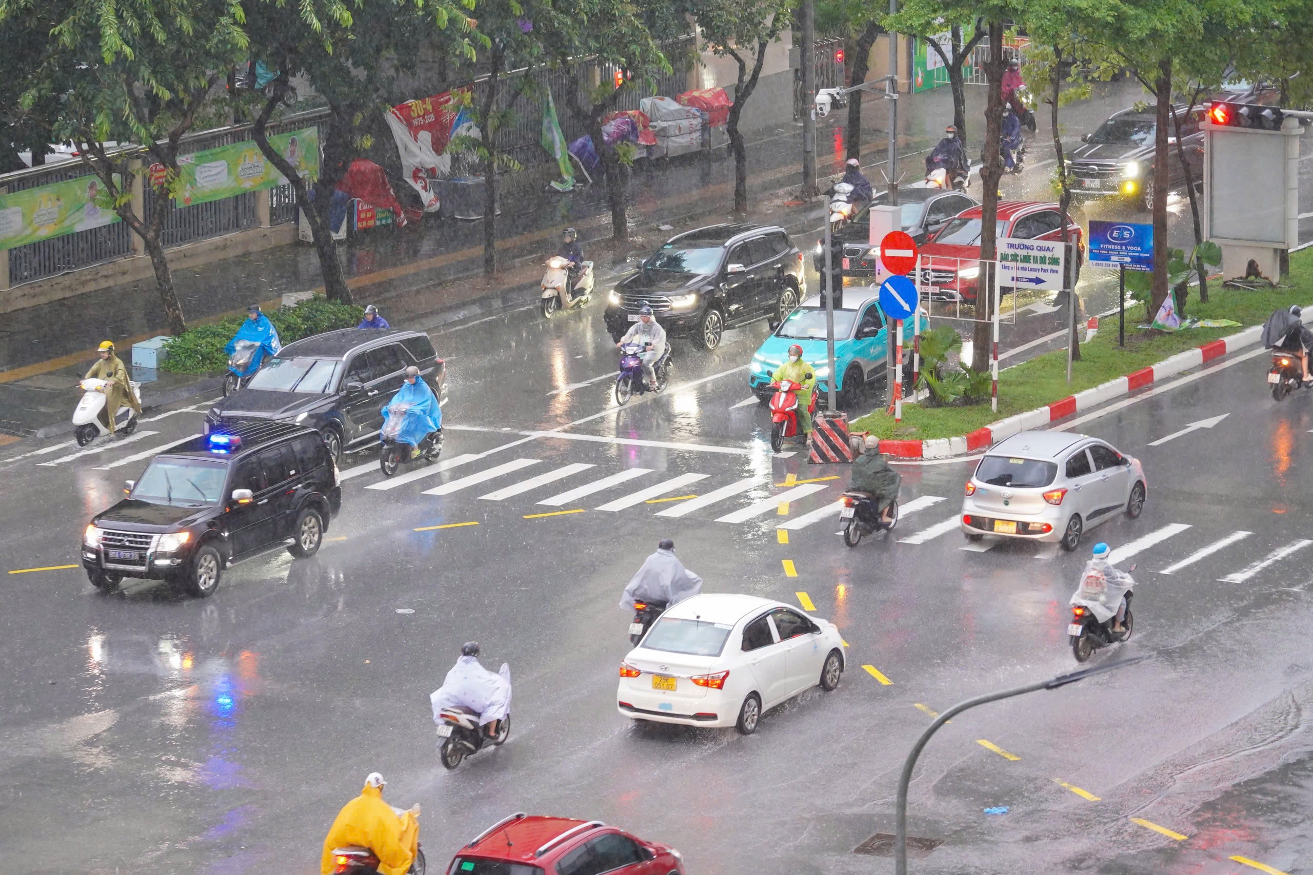 Sang 30.9, do anh huong tu hoan luu bao so 10, Ha Noi mua lon xoi xa keo dai, nhieu tuyen pho co nguy co ngap ung, anh huong den giao thong.