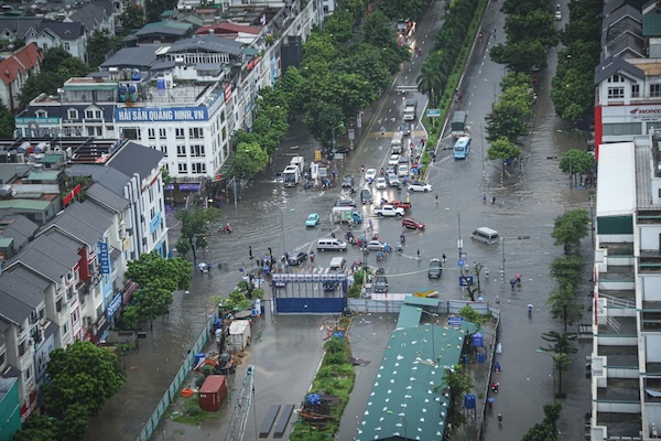 Sang 30.9, do anh huong tu hoan luu bao so 10, Ha Noi mua lon xoi xa keo dai, nhieu tuyen pho co nguy co ngap ung, anh huong den giao thong.