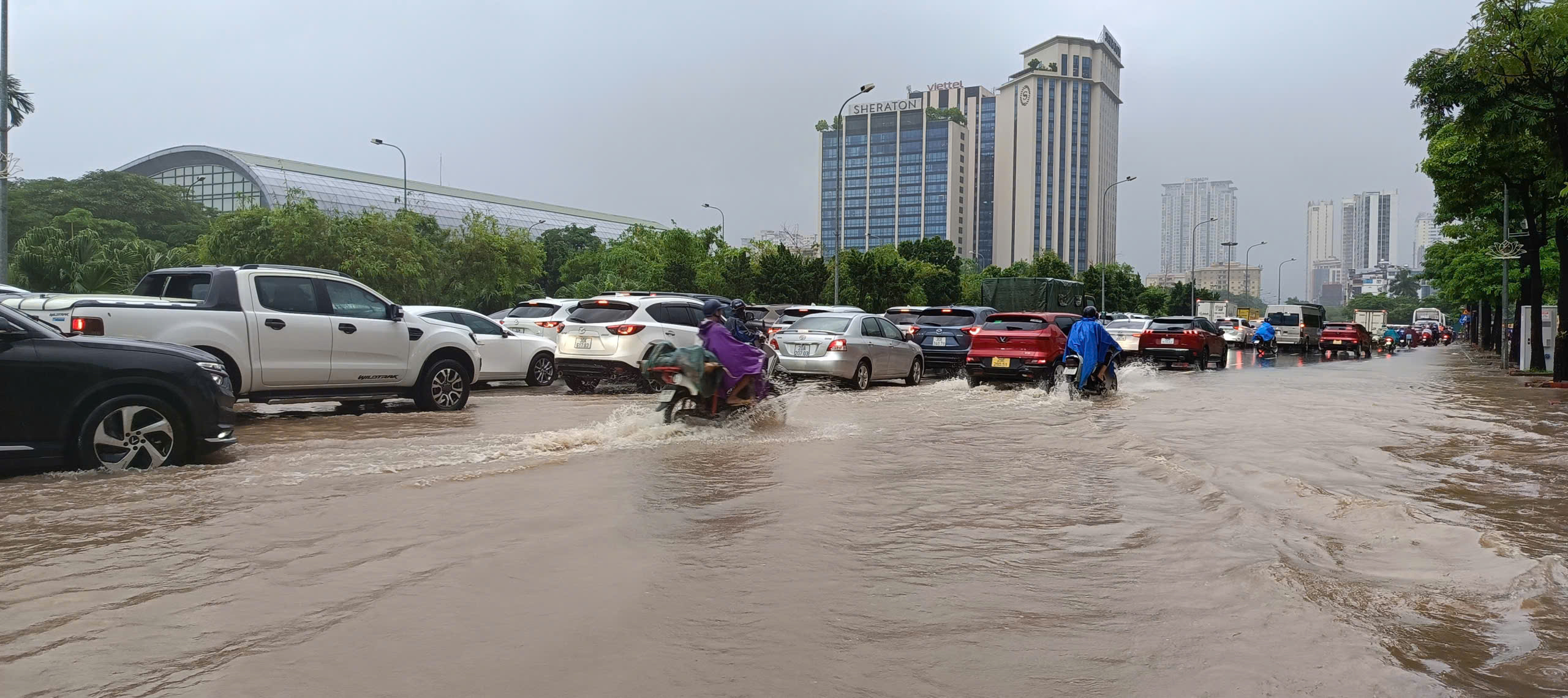 Sang 30.9, do anh huong tu hoan luu bao so 10, Ha Noi mua lon xoi xa keo dai, nhieu tuyen pho co nguy co ngap ung, anh huong den giao thong.
