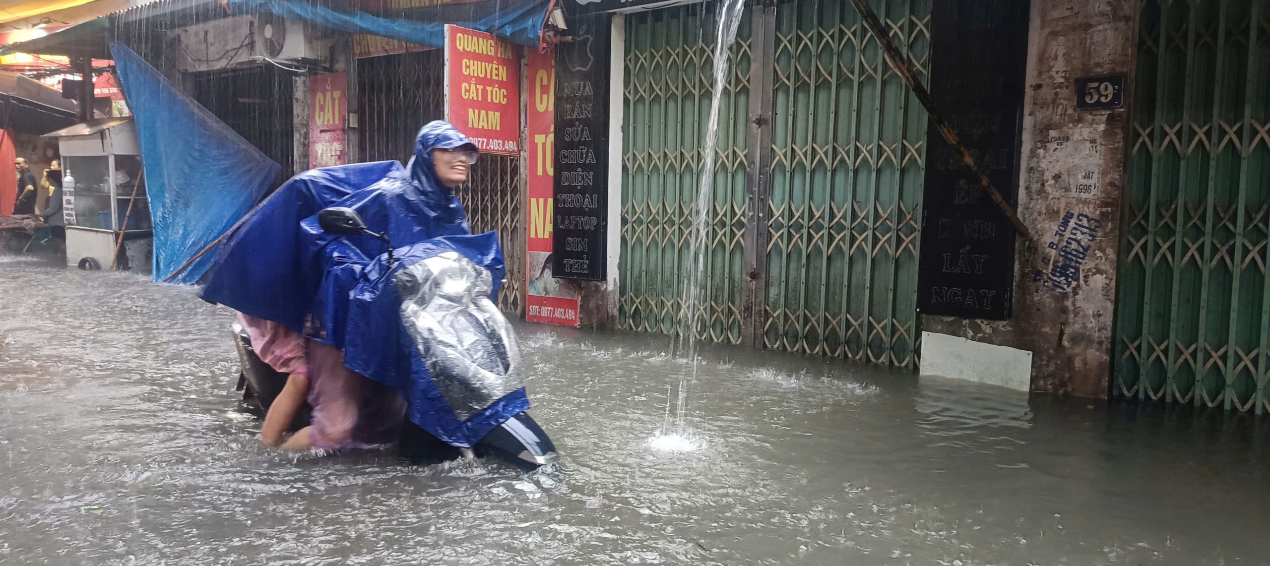 Sang 30.9, do anh huong tu hoan luu bao so 10, Ha Noi mua lon xoi xa keo dai, nhieu tuyen pho co nguy co ngap ung, anh huong den giao thong.