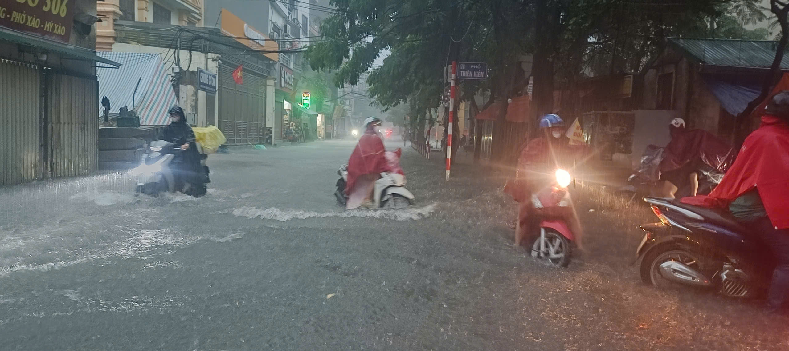 Sang 30.9, do anh huong tu hoan luu bao so 10, Ha Noi mua lon xoi xa keo dai, nhieu tuyen pho co nguy co ngap ung, anh huong den giao thong.