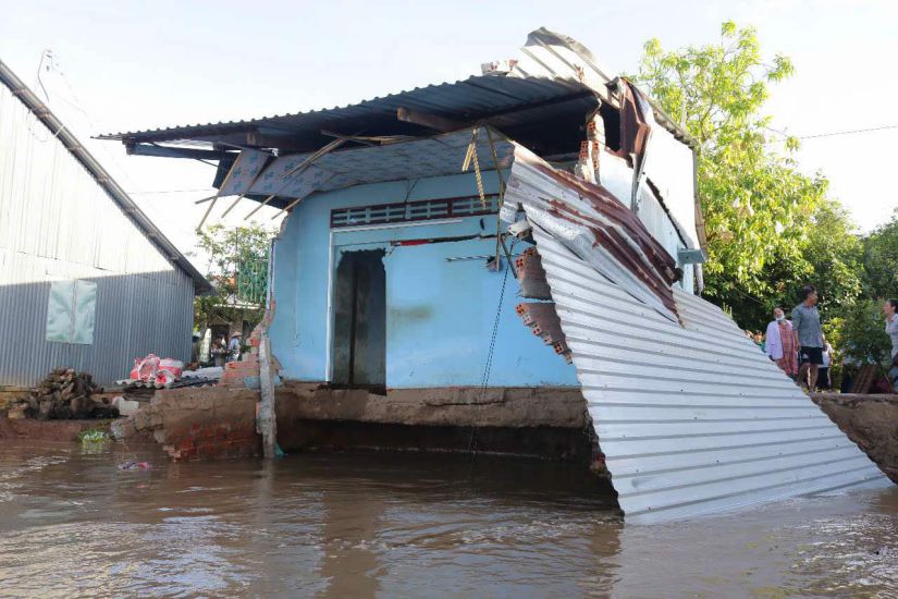 The landslide on the Tien River bank in Dong Thap province affected people's lives. Photo: Nguyen Pham